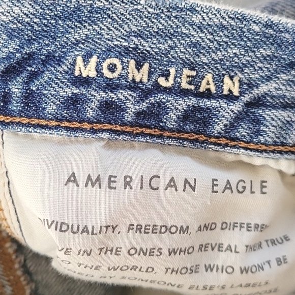 American Eagle Light Wash High Rise Ripped Mom Jeans - Size 4 - Picture 9 of 9